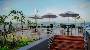 A terrace with outdoor seating, a staircase, and a view of the sea. - Unity #423 - Elegance by the sea by Carpediem (João Pessoa)
