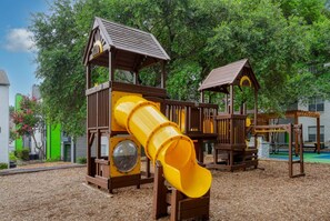 Children’s area - Comfortable 2 bed 2 bath stay (San Antonio)
