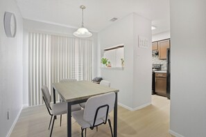 Dining - Comfortable 2 bed 2 bath stay (San Antonio)