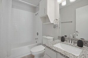 Hair dryer, towels - Relaxing 2BR 2BA in great location (San Antonio)