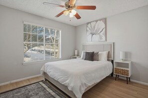 2 bedrooms, desk, iron/ironing board, travel cot - Relaxing 2BR 2BA in great location (San Antonio)