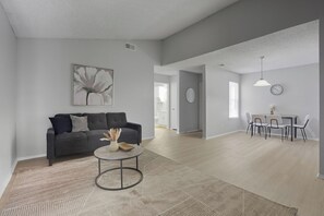 Smart TV, offices - Spacious 2 bed 2 bath getaway (San Antonio)
