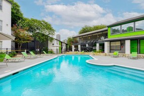 Pool - Spacious 2 bed 2 bath getaway (San Antonio)