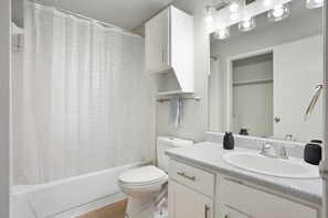 Hair dryer, towels - Spacious 2 bed 2 bath getaway (San Antonio)