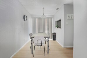 Dining - Charming 2 bed 2 bath escape (San Antonio)