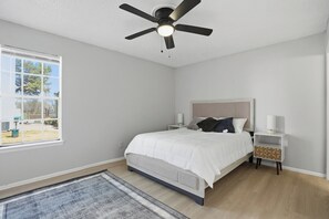2 bedrooms, desk, iron/ironing board, travel cot - Charming 2 bed 2 bath escape (San Antonio)