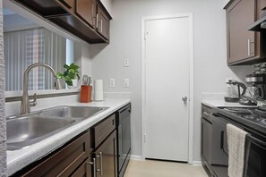 Fridge, microwave, oven, stovetop - Charming 2 bed 2 bath escape (San Antonio)
