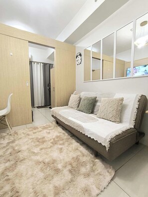 Apartamento Signature, 1 habitación, balcón, vistas a la ciudad | Sala de estar | Smart TV de 55 pulgadas con canales por satélite