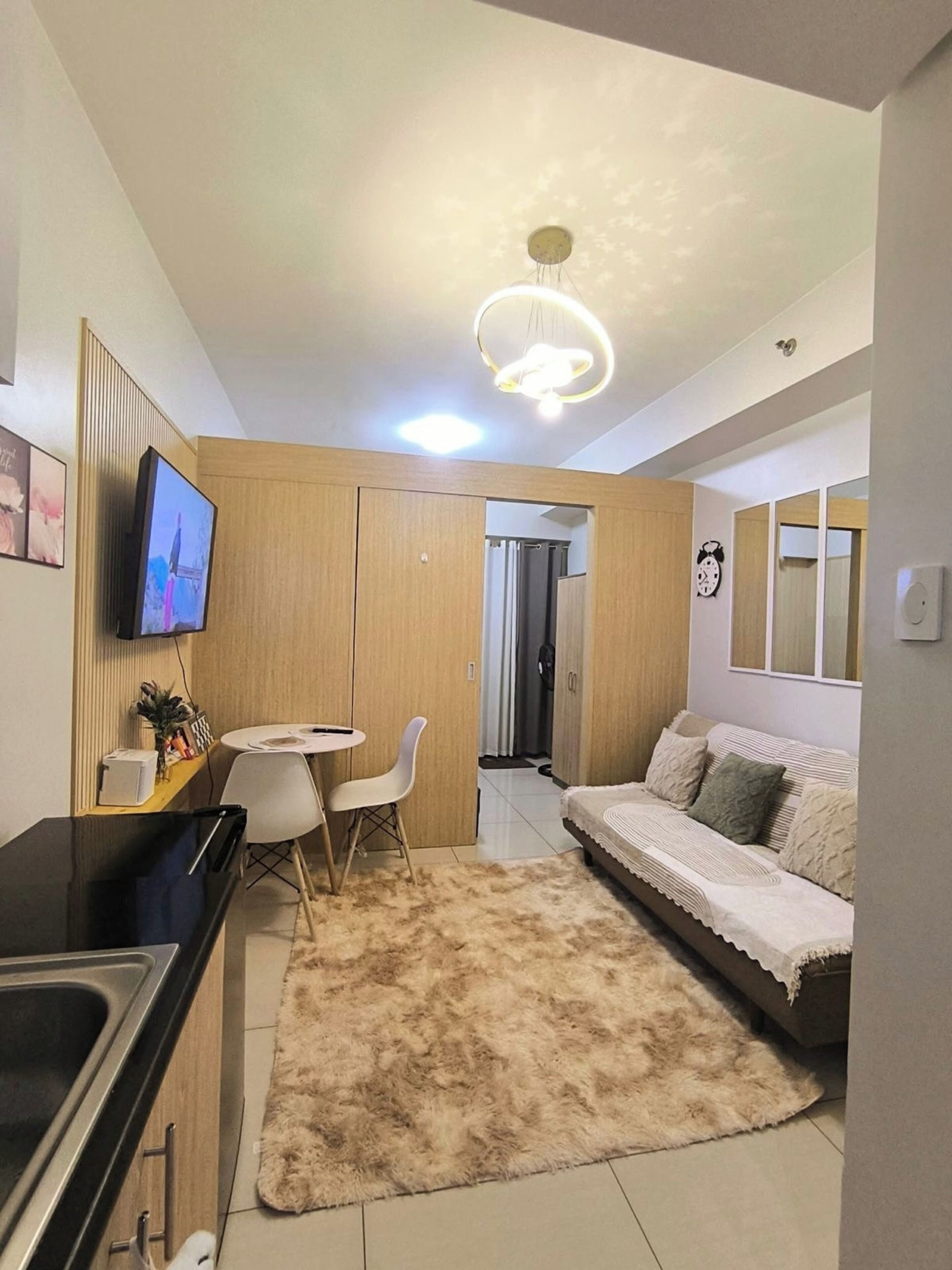 Signature Condo, 1 Bedroom, Balcony, City View | Living room | 55-inch Smart TV with satellite channels, table tennis