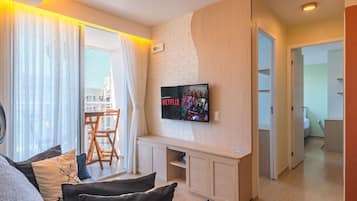 Lägenhet Basic | Vardagsrum | 40-tums smart-tv med digitalkanaler