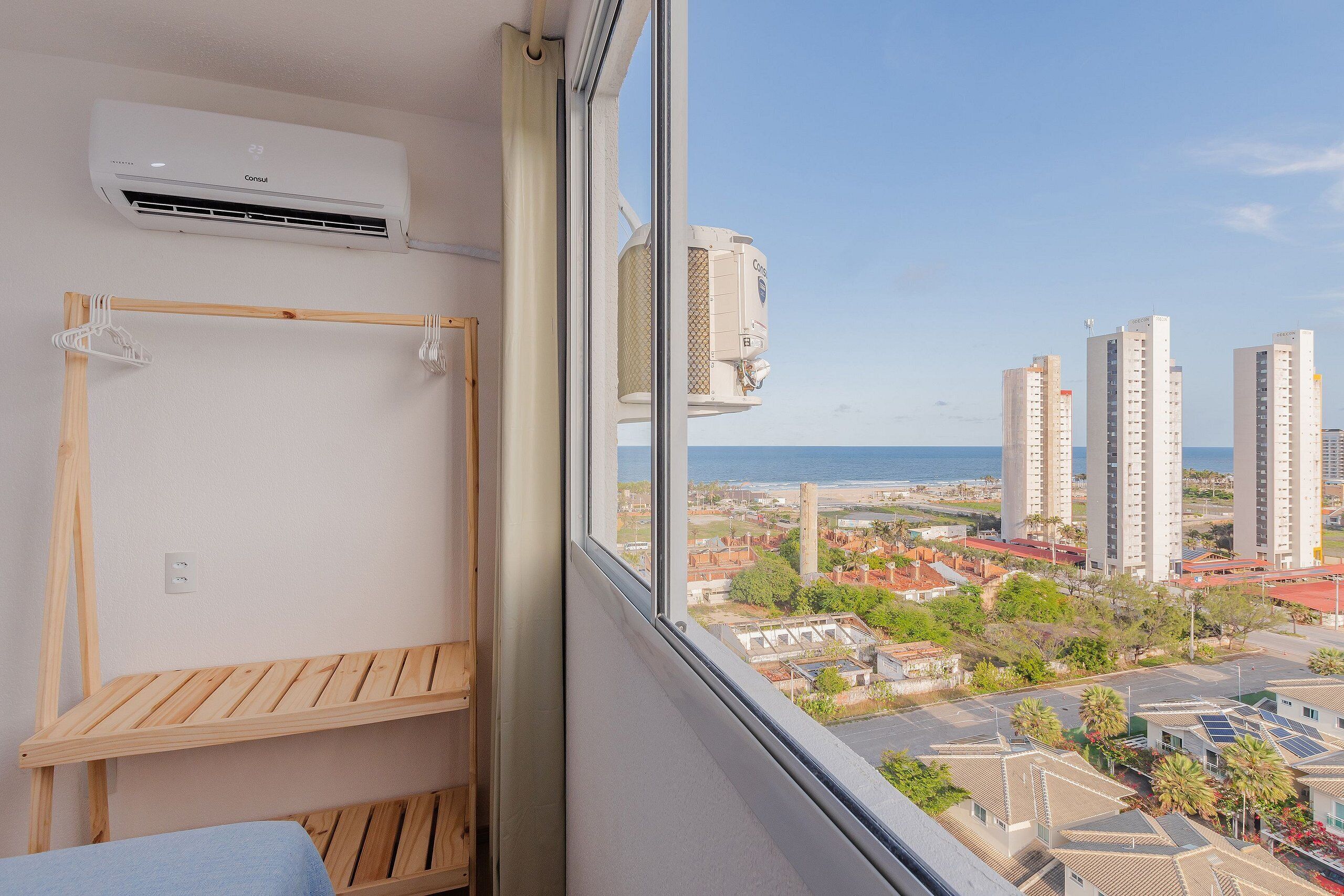 Un balcón con vistas a edificios altos y un cielo despejado.