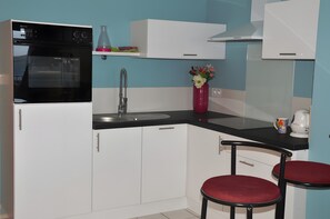 Fridge, microwave, oven, stovetop - Panoramic Sea View Apartment with Balcony and Wi-Fi (Concarneau)