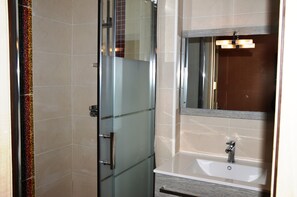 Shower - Panoramic Sea View Apartment with Balcony and Wi-Fi (Concarneau)