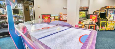 Una pista de hoquei sobre gel coberta, amb una barrera de vidre i rodejada de jocs recreatius.