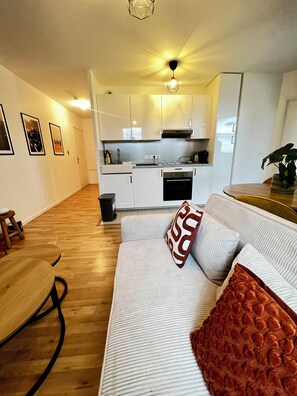 Smart TV, books - Modern Apartment Near Paris & Orly • Pvt Parking (Athis-Mons)