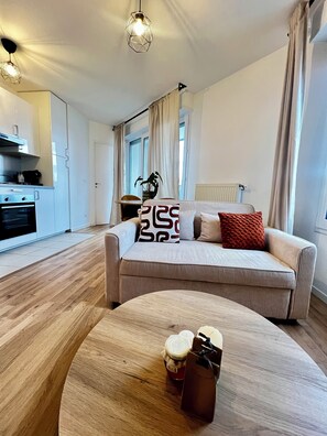 Smart TV, books - Modern Apartment Near Paris & Orly • Pvt Parking (Athis-Mons)