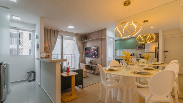 A modern living room with a dining area, a kitchen, and a balcony. - Mirante #307 - Space and Style by Carpediem (Fortaleza)