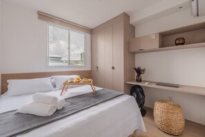 2 kamar tidur dan meja kerja