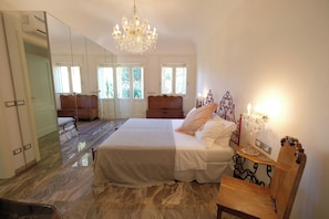 5 habitaciones, tabla de planchar con plancha, internet y ropa de cama