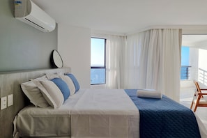 A hotel room with a bed, a window, and an air conditioning unit. - Iate Plaza #1404 - Studio Vista Mar por Carpediem (Fortaleza)