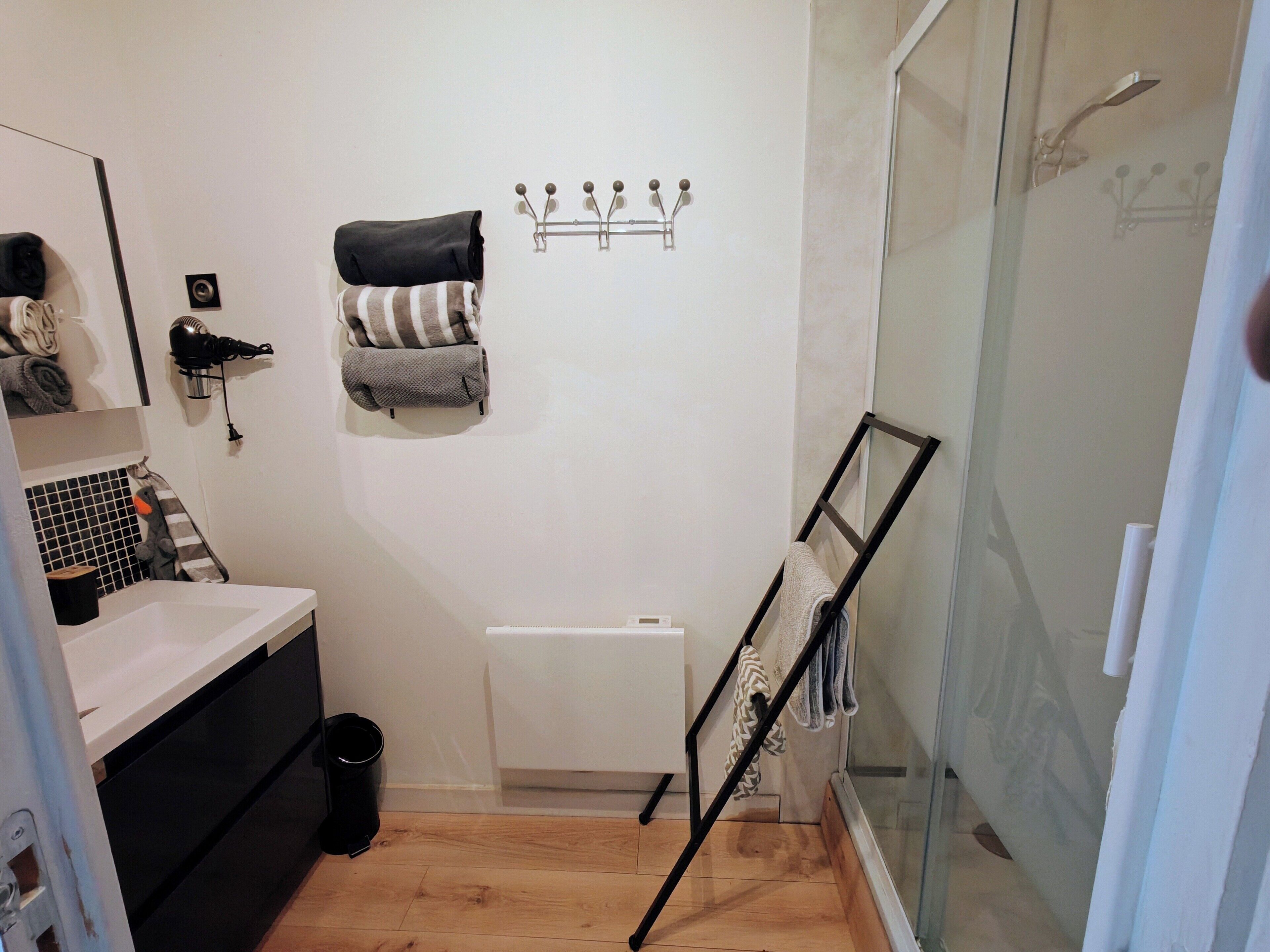 Een haardroger, handdoeken, zeep, toiletpapier