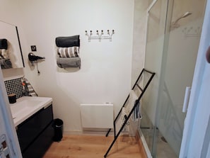 SĂšche-cheveux, serviettes fournies, savon, papier toilette