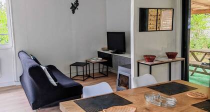 Maisonette on 1 hectare park, direct access to lake, swimming pool, boat pontoon