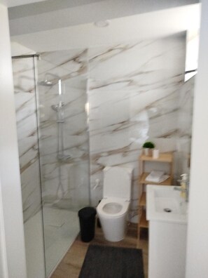 Dusche, Haartrockner, Handtücher