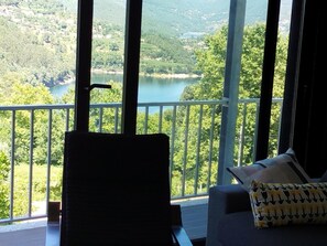 Interior - Holiday Home 'Apartmento Com 3 Quartos' with Lake View, Wi-Fi and Air Conditioning (Soengas)