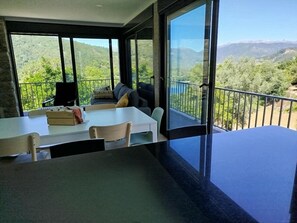 Interior - Holiday Home 'Apartmento Com 3 Quartos' with Lake View, Wi-Fi and Air Conditioning (Soengas)