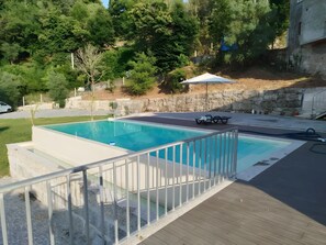 Pool - Holiday Home 'Apartmento Com 3 Quartos' with Lake View, Wi-Fi and Air Conditioning (Soengas)