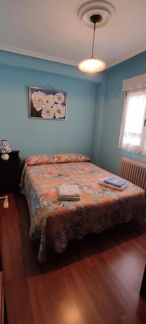 2 chambres, fer et planche à repasser, Wi-Fi, draps fournis