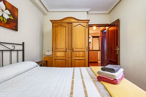 2 bedrooms, iron/ironing board, WiFi, bed sheets - Apartment 'Apartamento El Ñeru' (Oviedo)