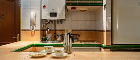 Réfrigérateur, four à micro-ondes, un four, surface de cuisson