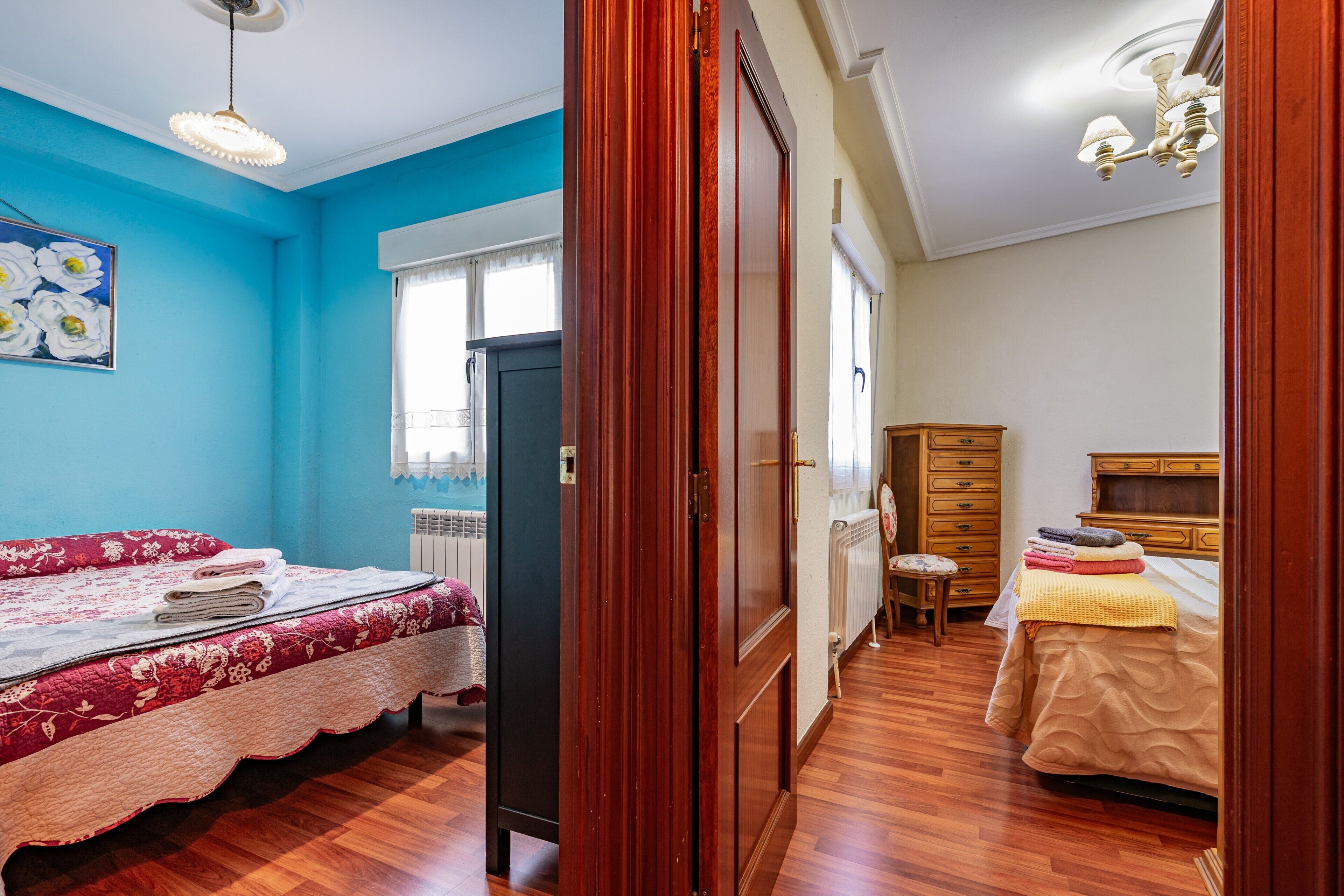 2 dormitorios, tabla de planchar con plancha, wifi y ropa de cama