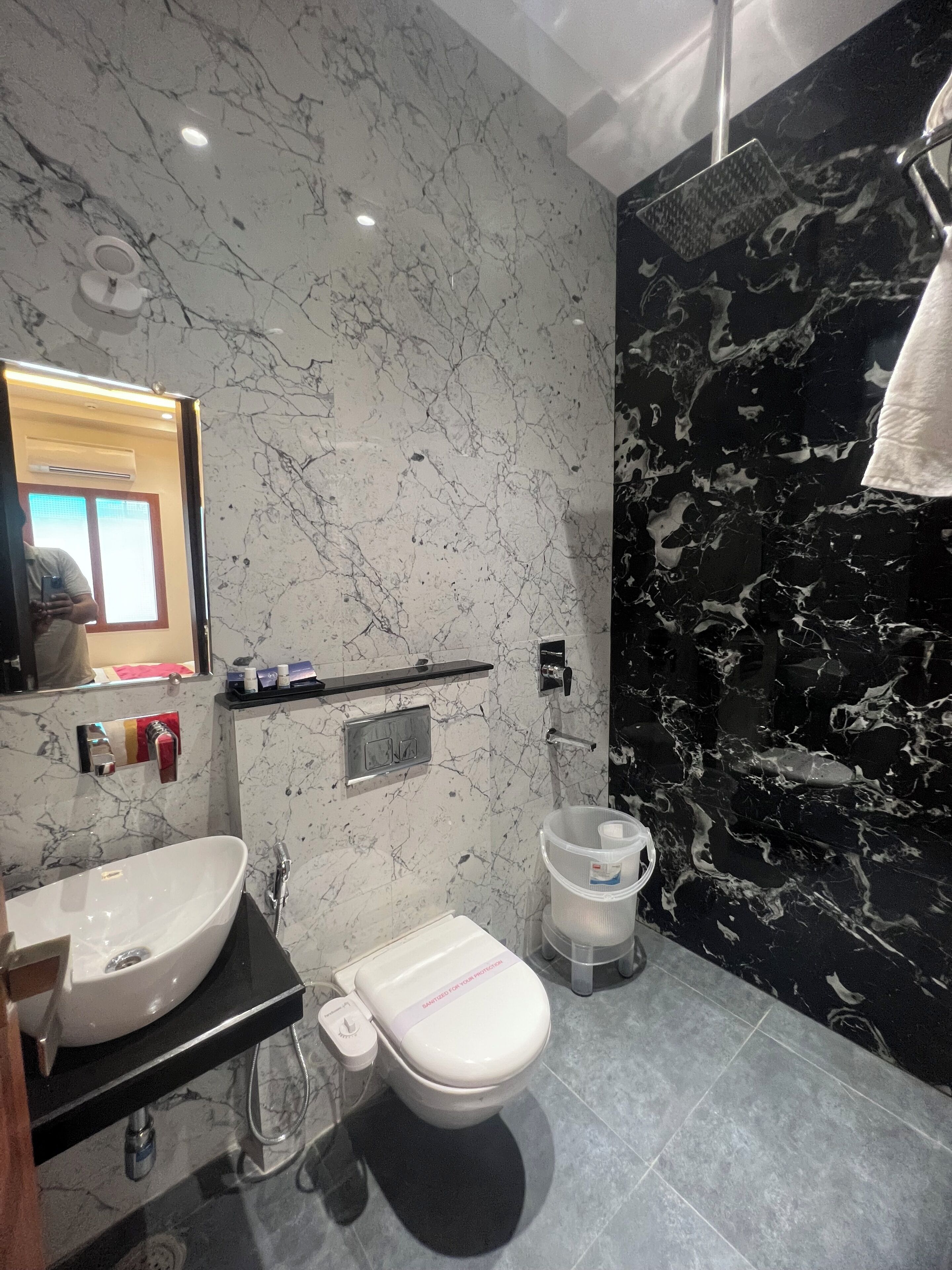 Deluxe-Doppelzimmer | Badezimmer | Dusche, kostenlose Toilettenartikel, Handtücher, Seife