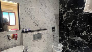 Deluxe Double Room | Bathroom | Shower, free toiletries, towels, soap