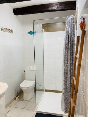 A bathroom with a glass shower enclosure, a toilet, and a sink. - Holiday Home 'Moulin De La Forge' with Lake View, Private Pool and Wi-Fi (Les Arques)