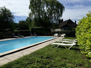 A swimming pool with lounge chairs, a house, and surrounding greenery. - Holiday Home 'Moulin De La Forge' with Lake View, Private Pool and Wi-Fi (Les Arques)