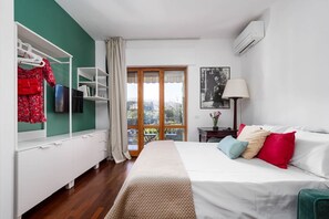 1 bedroom, desk, iron/ironing board, free WiFi - A sense of calm defines the experience from the very first step inside. La Perla Rara is located in a well-kept residential building along Viale dei Pini, a quiet and elegant area just a short walk from the center of Sant’Agnello. The interiors are bri (SANT'AGNELLO)