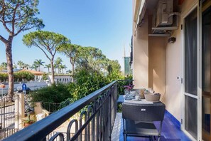 Outdoor dining - A sense of calm defines the experience from the very first step inside. La Perla Rara is located in a well-kept residential building along Viale dei Pini, a quiet and elegant area just a short walk from the center of Sant’Agnello. The interiors are bri (SANT'AGNELLO)