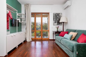 TV, books - A sense of calm defines the experience from the very first step inside. La Perla Rara is located in a well-kept residential building along Viale dei Pini, a quiet and elegant area just a short walk from the center of Sant’Agnello. The interiors are bri (SANT'AGNELLO)