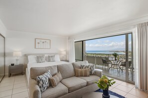 Smart TV - Iconic Ilikai 16th-FL Ocean & Harbor View Suite, Full Kitchen & Private Lanai (Honolulu)