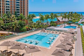 A heated pool - Iconic Ilikai 16th-FL Ocean & Harbor View Suite, Full Kitchen & Private Lanai (Honolulu)