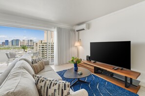 Smart TV - Iconic Ilikai 16th-FL Ocean & Harbor View Suite, Full Kitchen & Private Lanai (Honolulu)