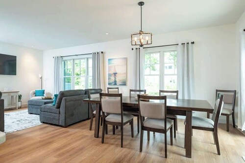 Family-Friendly Townhouse in Wakefield with Garage