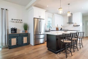 Een koelkast, een microgolfoven, een oven, een kookplaat