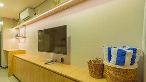 A reception desk with a flat-screen TV, a woven basket, and a striped towel. - Beach Class Summer #303 Ipojuca By Carpediem (Ipojuca)