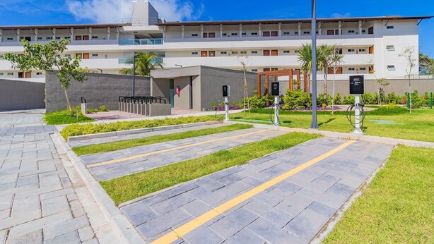 A modern hotel with a flat roof, multiple floors, and a well-maintained garden area. - Beach Class Summer #d311 - Ape por Carpediem (Ipojuca)