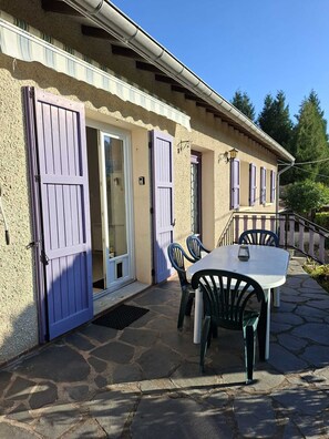 Outdoor dining - House for rent in Allègre (Allègre)